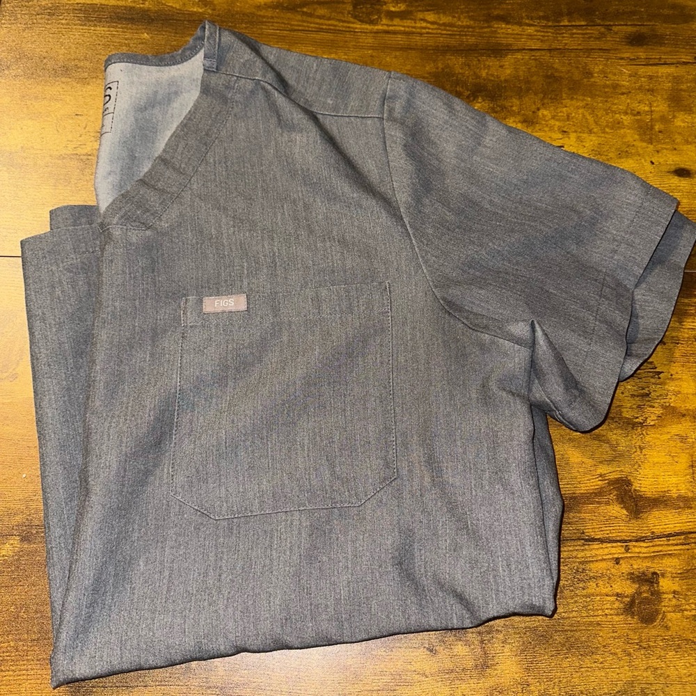 Figs men’s large Chisec Three-Pocket Scrub Top in graphite